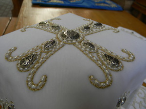Белый шитье жемчугом с серебрянными дробницами